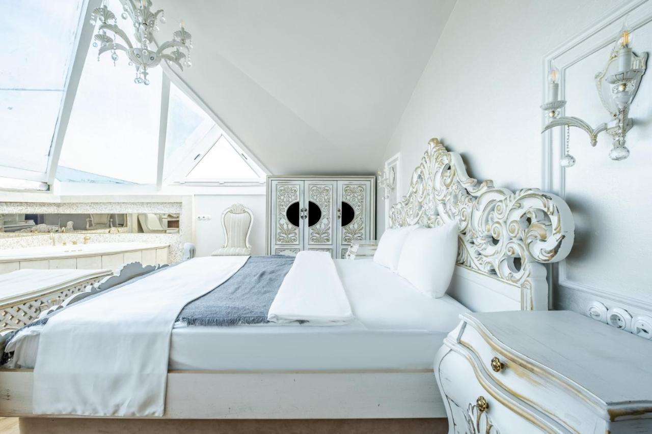 Exquisite In Historic Mansion In Beylerbeyi Daire